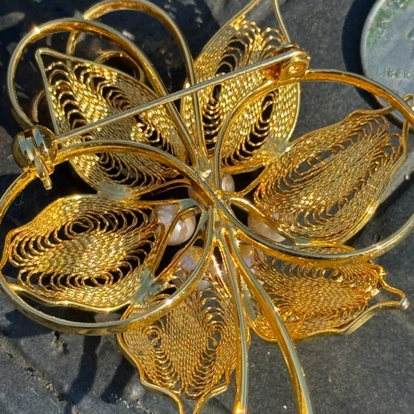 Oversized golden flower brooch with stylized, “pearl” stamen. - Picture 5 of 7